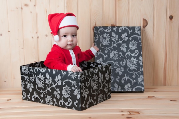 bebé vestido como Papá Noel o Noel en Navidad