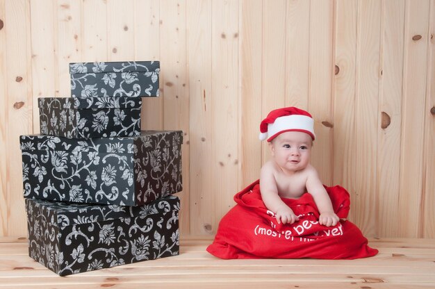 bebê vestido de Papai Noel ou Noel no Natal