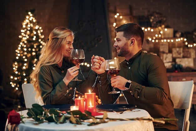 Bebe vinho jovem casal adorável tem jantar romântico dentro de casa juntos