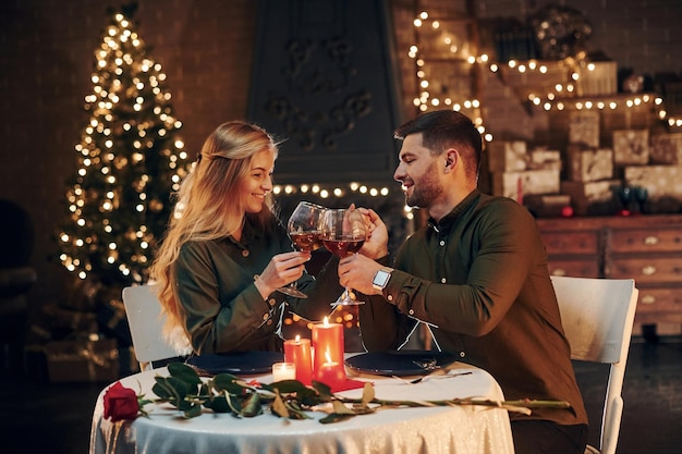 Bebe vino Encantadora pareja joven cena romántica en el interior juntos