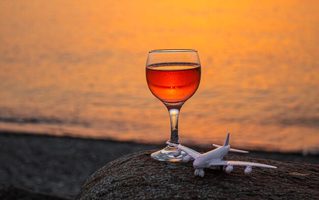 Bebe vino junto al mar. Enfoque selectivo.