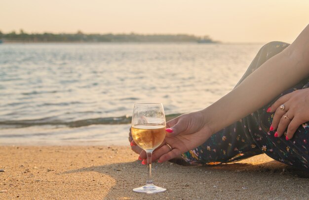 Bebe vino junto al mar