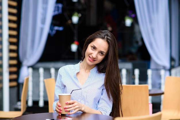 Bebedores de café hermosa chica en la calle