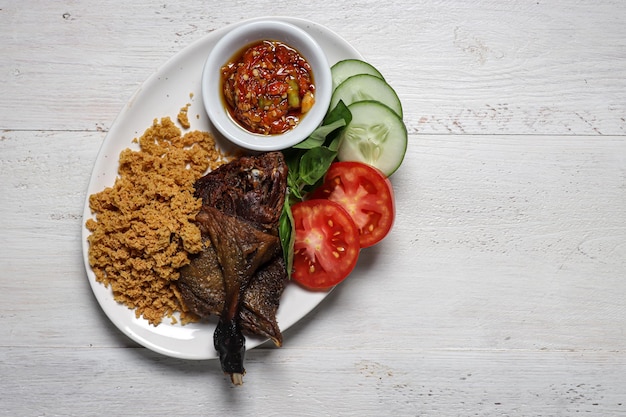 Bebek goreng kremes o Crispy Fried Duck es una cocina muy popular entre la gente de Indonesia