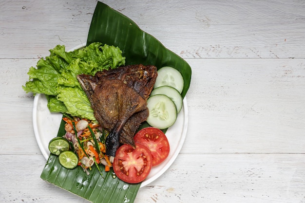 Bebek Goreng sambal matah pato frito servido con sambal y verduras frescas