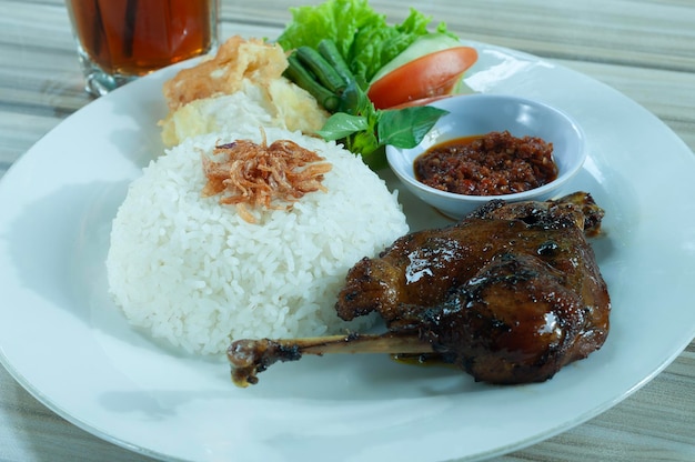 Bebek Nasi bakar ou arroz de pato grelhado