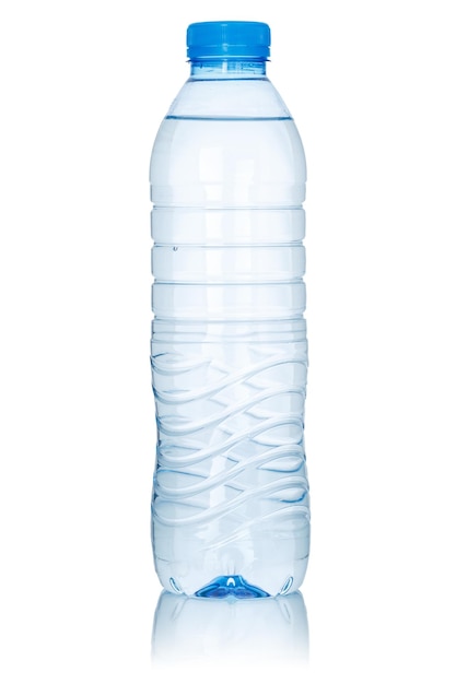 Foto beber água em uma garrafa isolada em branco