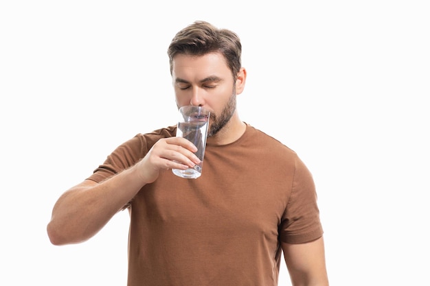 Beber agua el hombre hispano disfruta de agua mineral pura y fresca el hombre sediento sostiene un vaso de agua aqua saludable