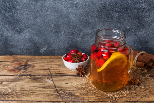 Beber de las bayas de rosas silvestres con limón y miel de canela. Vitamina útil decocción de escaramujo. Copia espacio