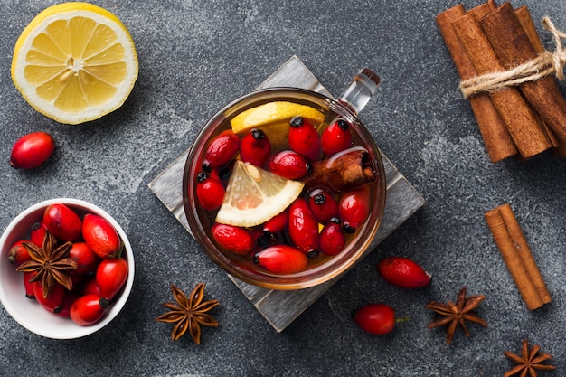 Beber de las bayas de rosas silvestres con limón y miel de canela.