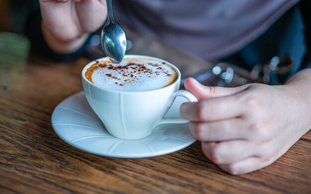 Beber café capuchino caliente