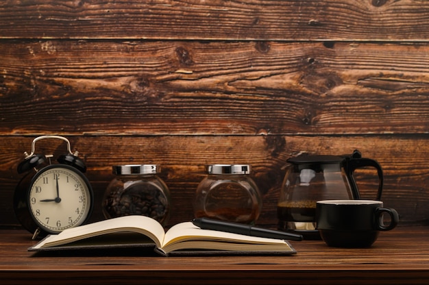 Beber café, dar energía al trabajo, leer y escribir.