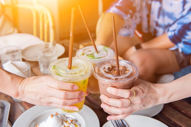 Beber café helado y saludable con un amigo para relajarse.