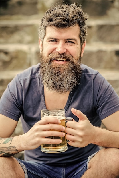 Beber cerveza alcohólica bebida fin de semana relajarse brutal hombre necesita refresco Hipster maduro con pelo de barba bebiendo cerveza Hombre barbudo con vaso de cerveza al aire libre Elaboración de la mejor cerveza