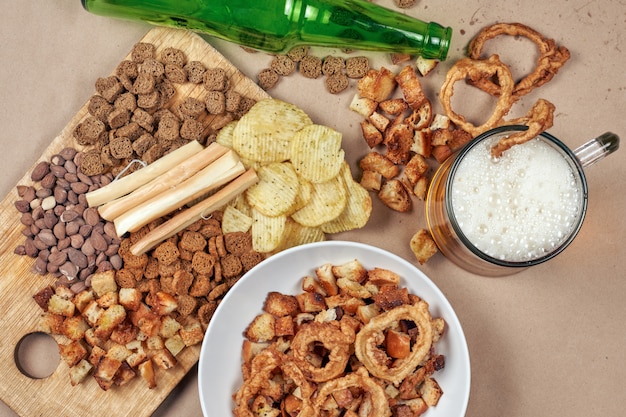 Beber cerveza. mesa llena de bocadillos de cerveza