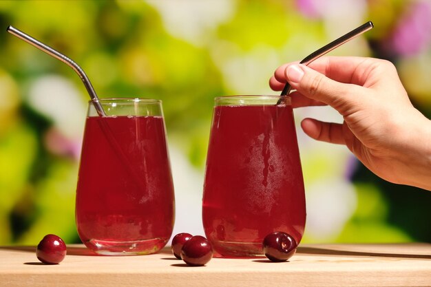 Beber cócteles de cereza