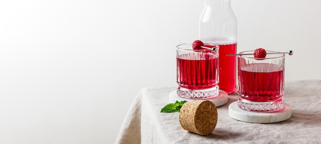 Foto beber frambuesa en un vaso en un soporte de mármol