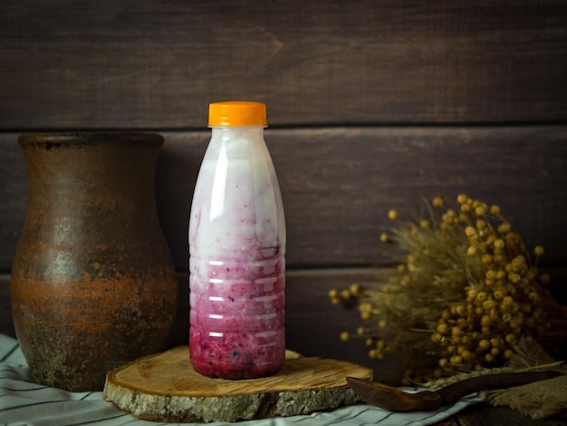 Beber iogurte em uma garrafa de plástico em um espaço de cópia de minimalismo de fundo rústico