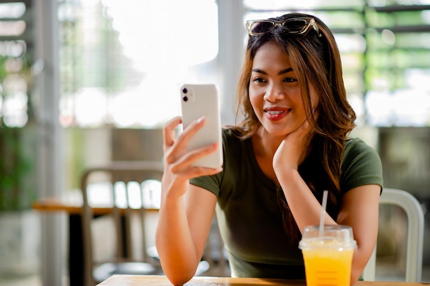 Foto beber jugo de naranja endulzado para la salud las mujeres son hermosas y aman su salud