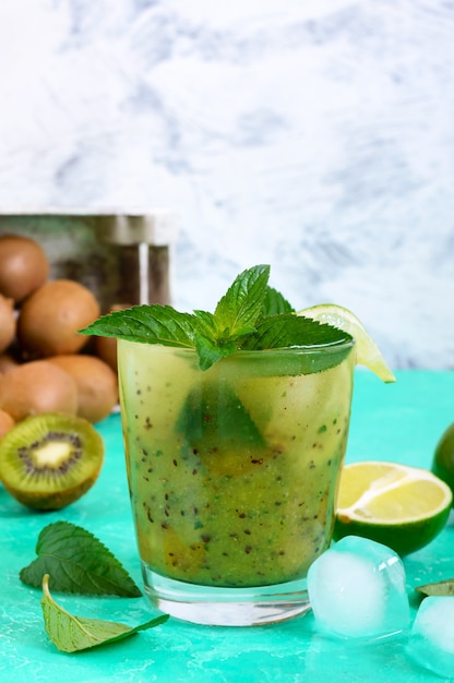 Beber con kiwi, menta y lima en un vaso