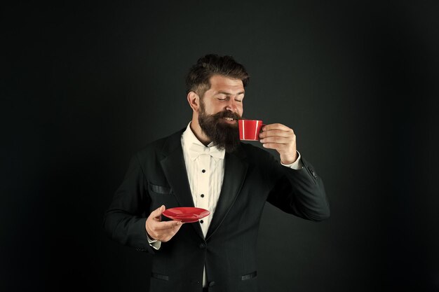 Beber para começar a manhã Hipster beber café balck fundo homem de negócios desfrutar de bebida pausa bebida quente hora do café Bom dia