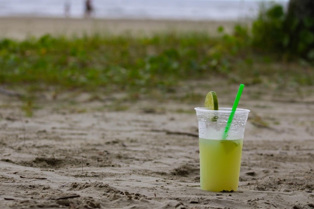 Foto beber en la playa