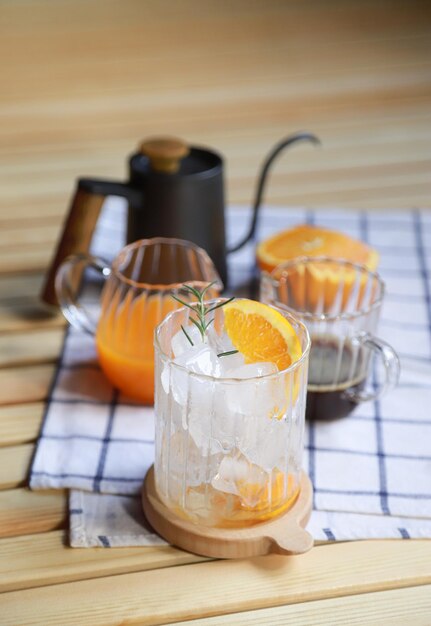 Beber preparando para fazer café americano laranja no tempo livre de pessoas vivendo a vida