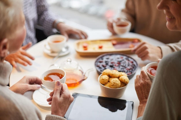 Beber té con dulces