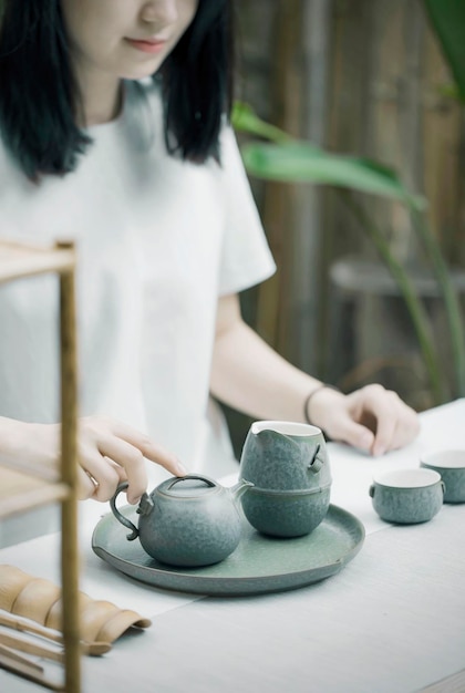 Beber té en un lugar tranquilo también puede ayudar a equilibrar el cuerpo Enfoque equilibrado de la salud