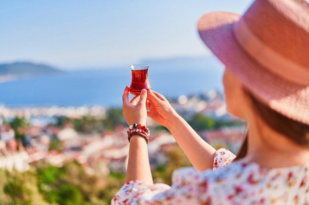 Beber té turco tradicional con una hermosa vista en un día soleado durante las vacaciones