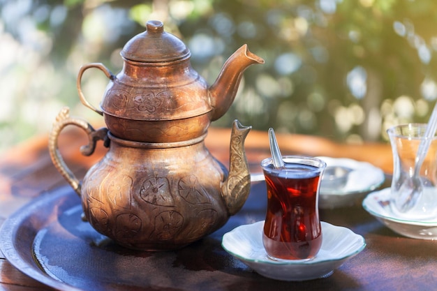 Una tetera turca de cobre grabado con teteras dobles que le permiten  preparar té en una, mientras que el agua caliente de la tetera más grande  se usa para diluir tazas individuales