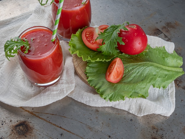 Beber tomate fresco.