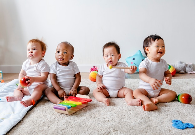 Foto bebês brincando juntos em uma sala de jogos