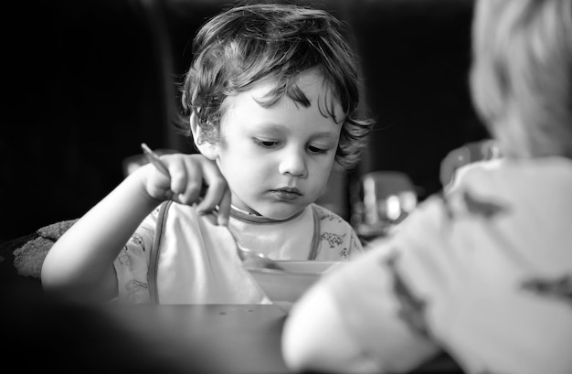 Bebês comendo comida saudável para um menino comendo comida saudável