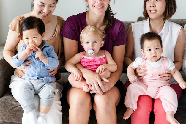 Bebés diversos con sus padres.