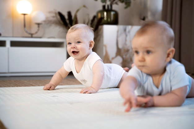 Bebês engatinhando e aprendendo a andar juntos