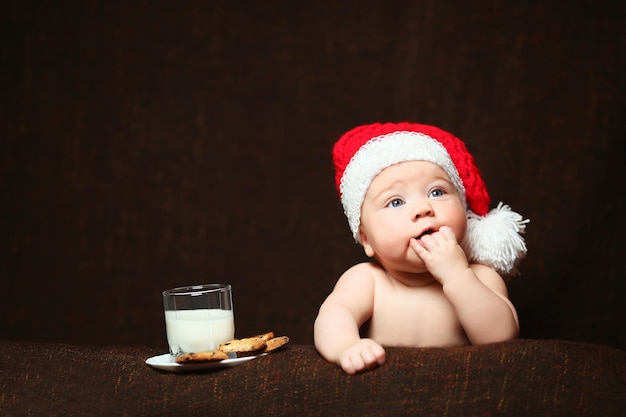 Los bebés están en sombreros de Santa Claus Tarjeta de Navidad y Año Nuevo