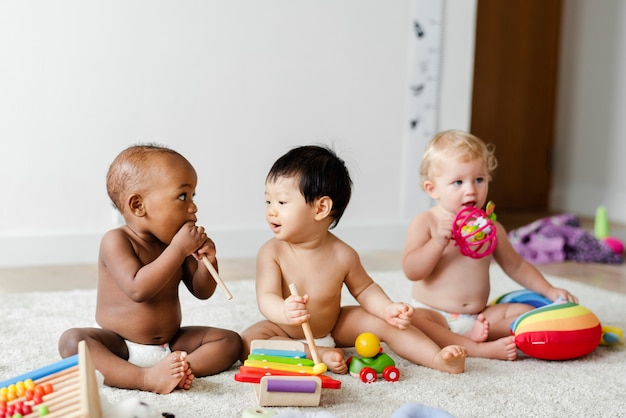 Bebés jugando juntos en una sala de juegos