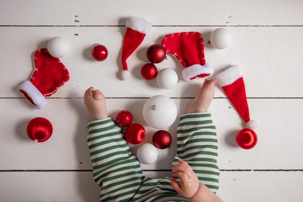 Bebês primeiros pés de bebês fofos de natal com decorações vermelhas de época festiva