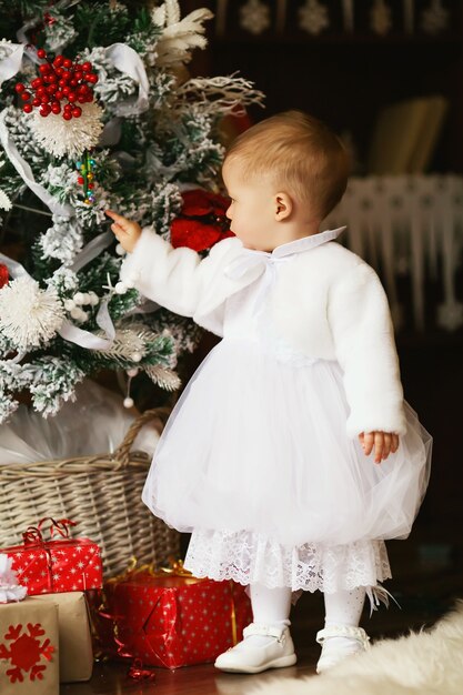 Bebezinha decorando a árvore de natal