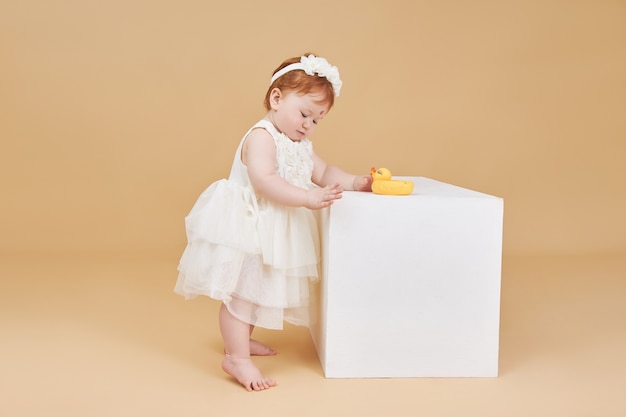 Bebezinha fofa com um vestido branco