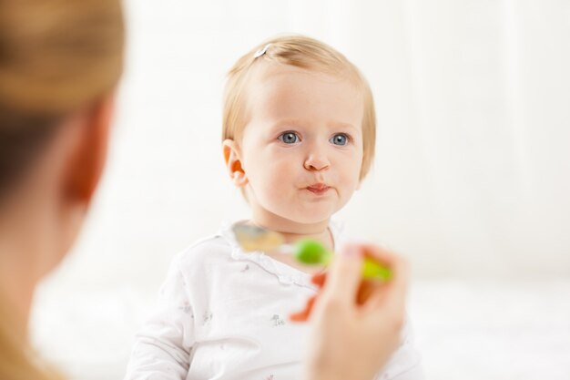 Foto bebezinho, alimentando-se com uma colher