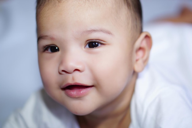 Bebezinho asiático bonitinho felizmente deitado de bruços O conceito de empatia amorosa adorável e bonito