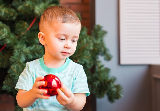 Bebezinho com bola de natal