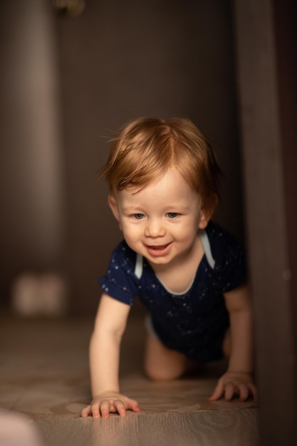 Bebezinho com um brinquedo rastejando no chão em casa pediatria do conceito de crescimento e desenvolvimento do bebê