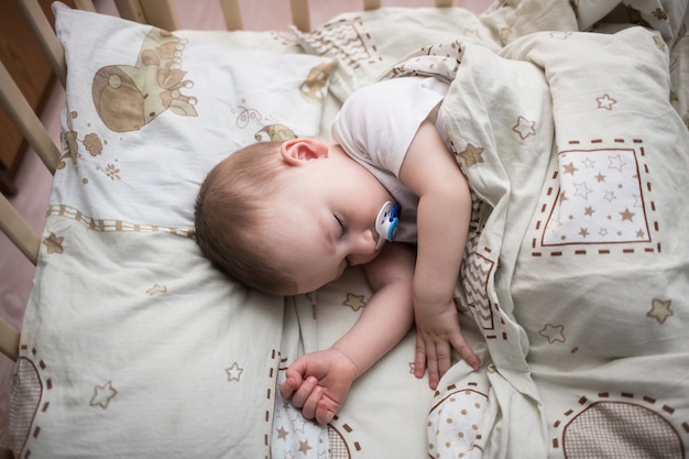 Bebezinho dormindo na cama