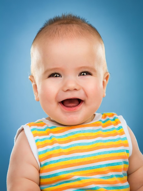 Foto bebezinho feliz isolado em um fundo azul.