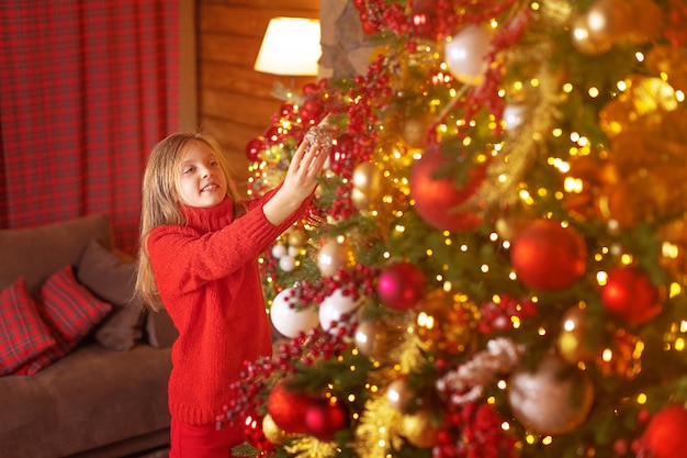 Bebezinho fofinho se veste e decora a árvore de natal com alegria em casa