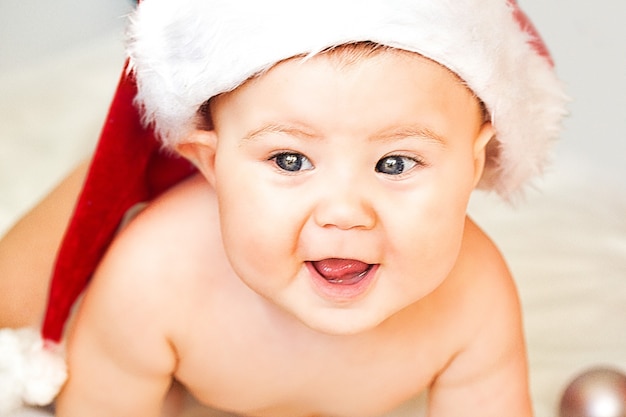 Bebezinho fofo com chapéu de papai noel