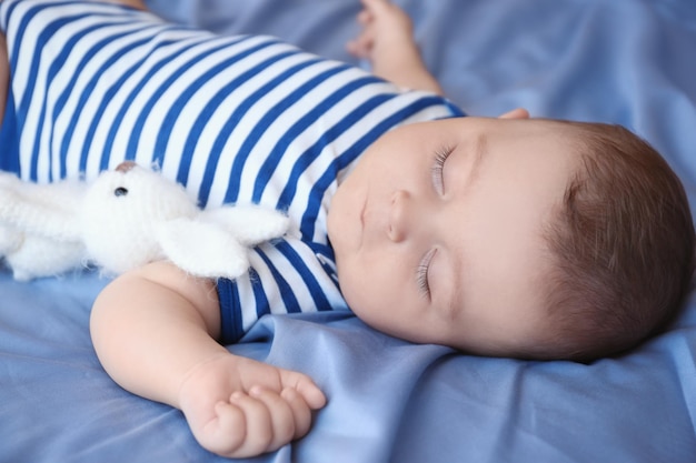 Bebezinho fofo dormindo na cama